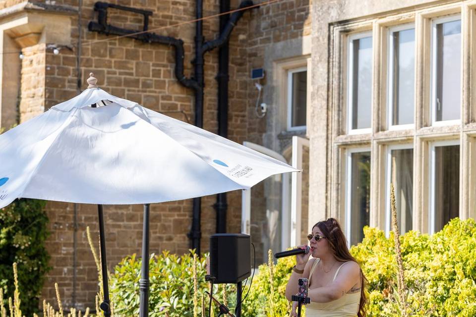 Singer parasol