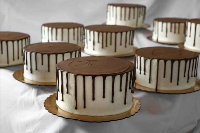 Vanilla and chocolate cakes