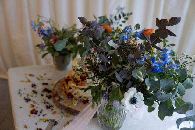 Cake stand flowers