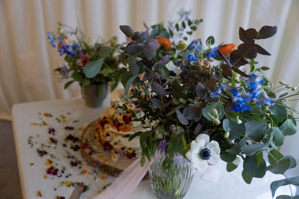 Cake stand flowers