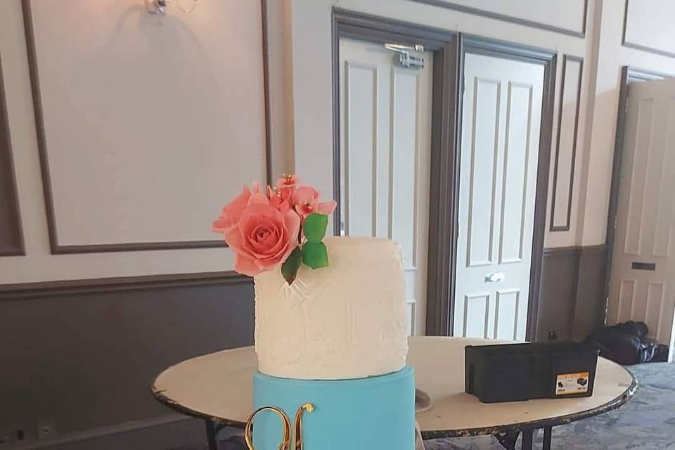 Ruffled & stenciled wed cake