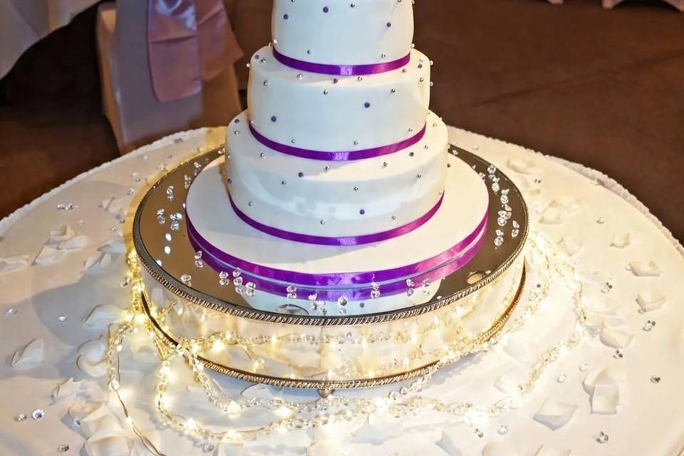 Classic fondant ribbon cake