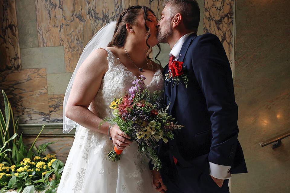 Hull Guildhall wedding couple