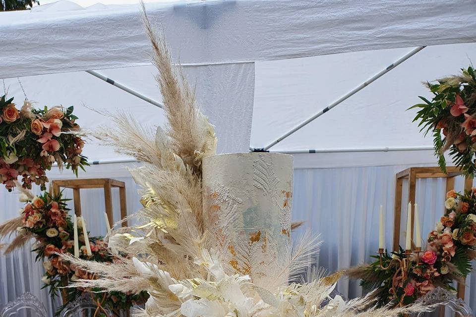 'Little Bit of Fluff' wedding cake