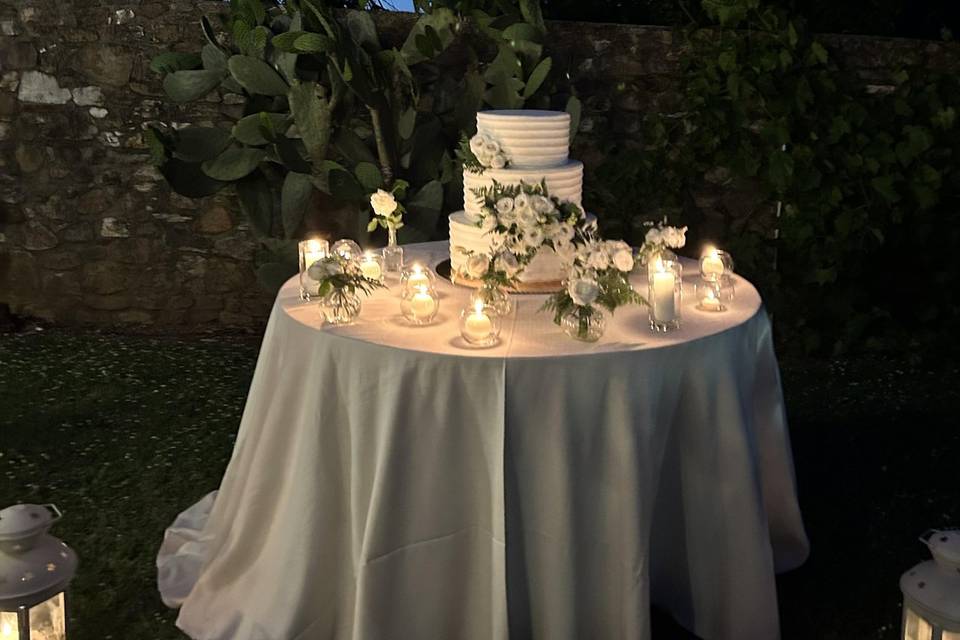 Wedding cake setting