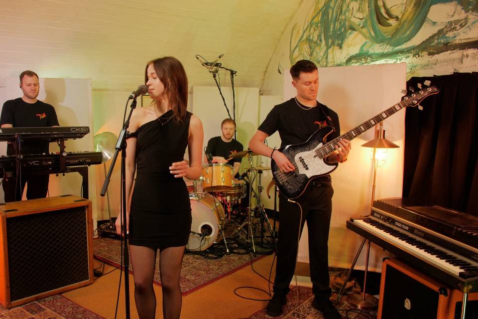 Full band performing in Ts