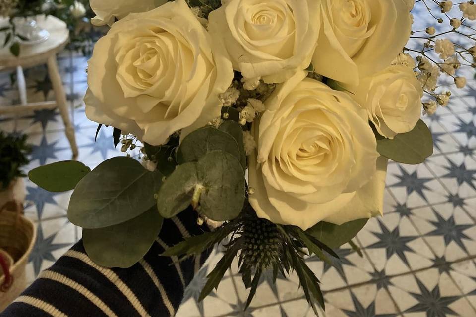 Large white roses bouquet