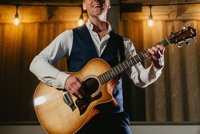 Wedding wireless guitarist