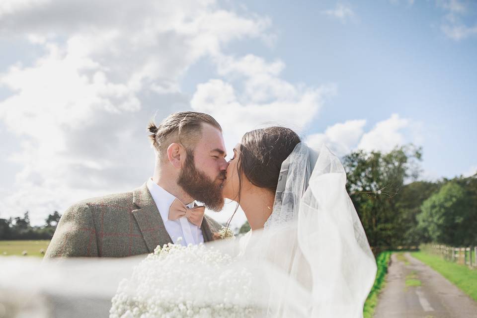 A passionate kiss - Laura Helen Photography