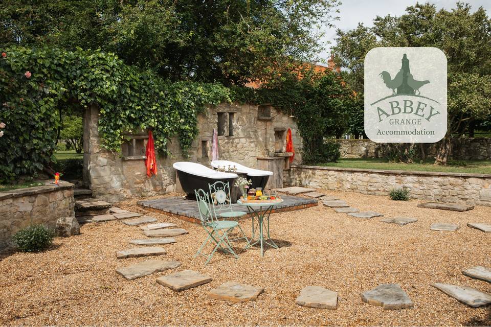 Vintage-Style Outdoor Baths