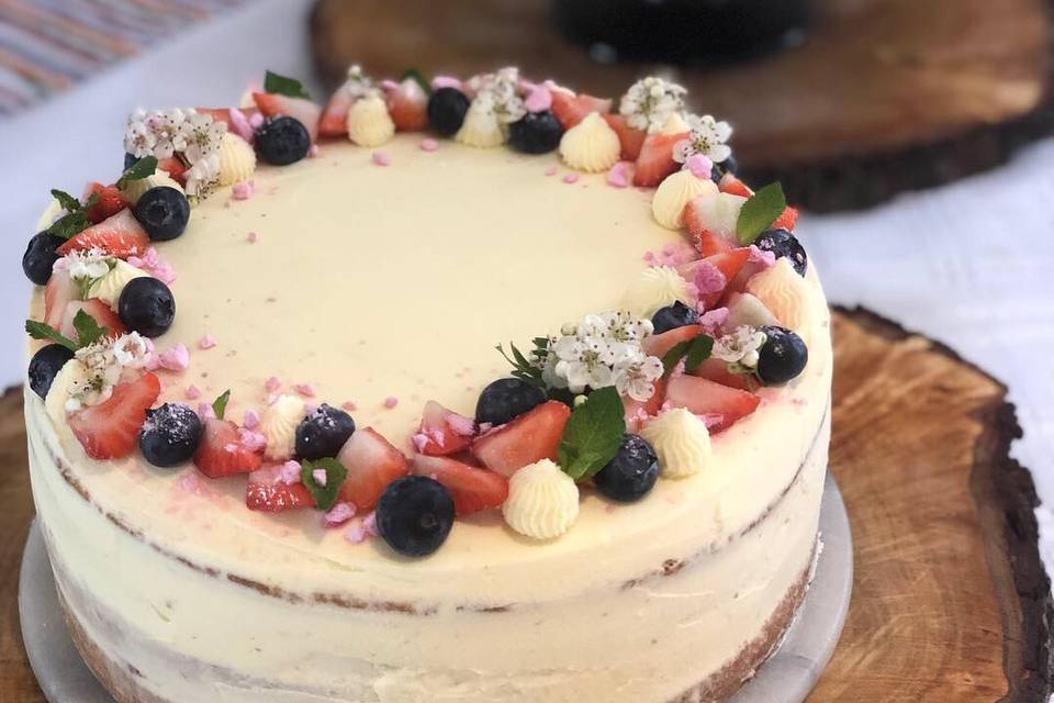 Fresh berry cake