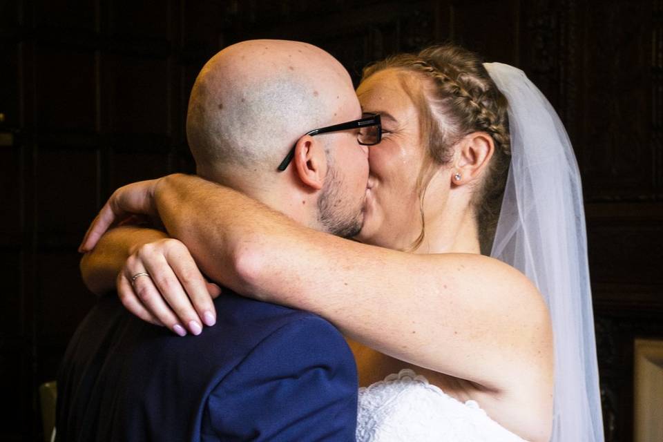 MacRaith Photography - A shared kiss