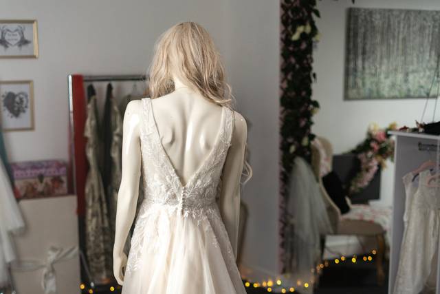 Crisscross back straps