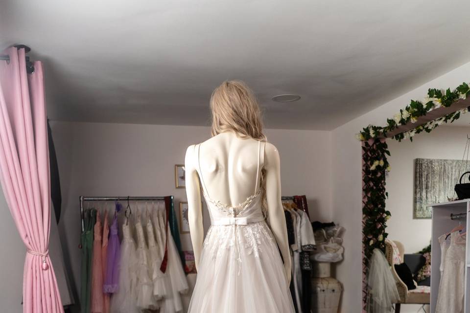 Wide tulle back