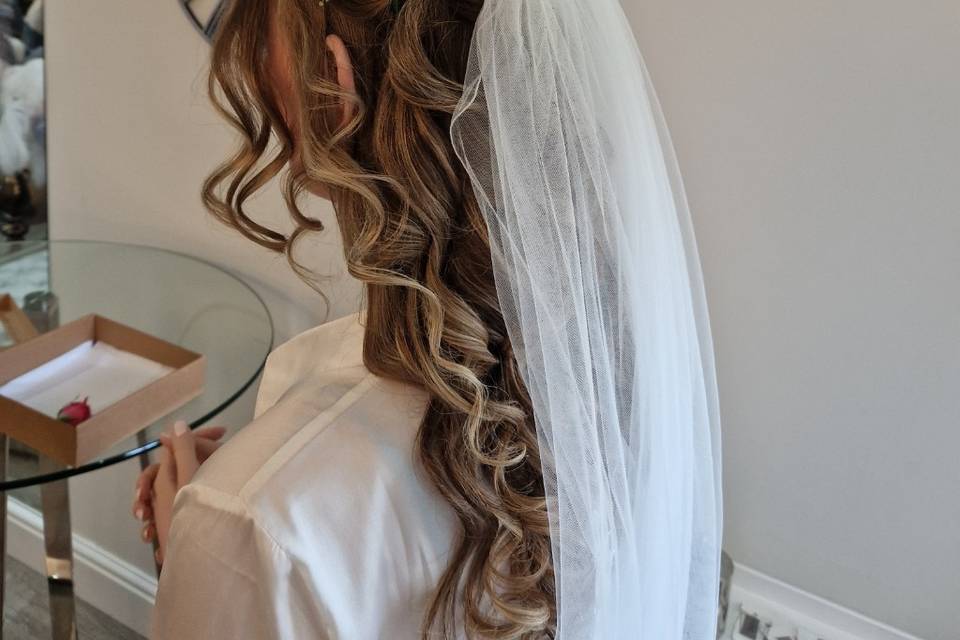 Bride, real flowers in hair