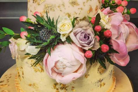 Classy cake flowers