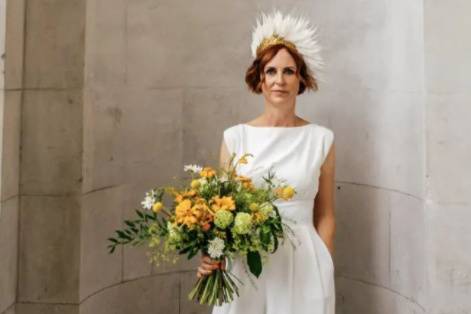 Stylish, yellow bridal flowers