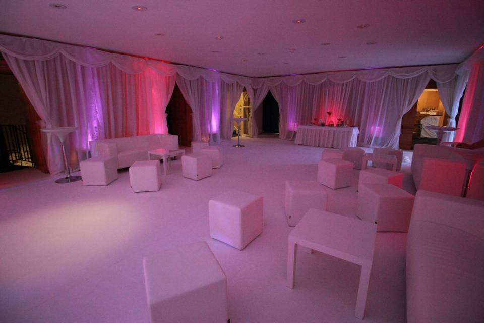 Uplighting drapes brocket
