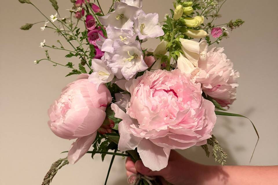 Hand-tied bridal bouquet 🌸