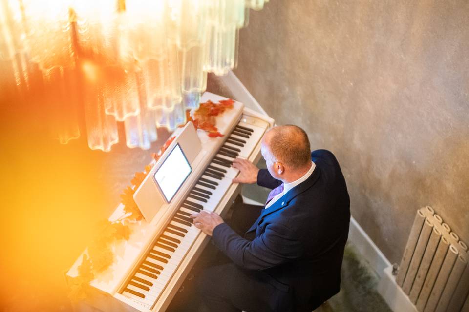 wide shot pianist with warm candlelight and lanterns