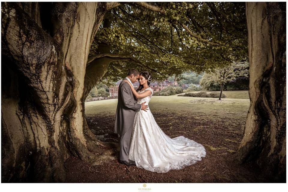 Romantic photos in the grounds at Marden Park, Surrey by Ed Pereira Photography