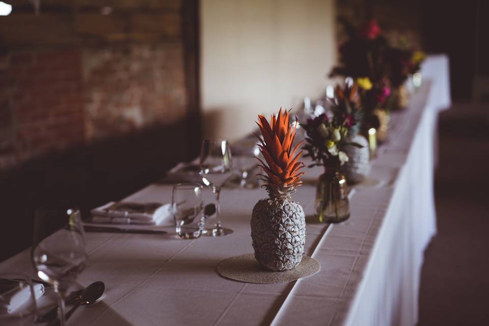 Table settings pineapple