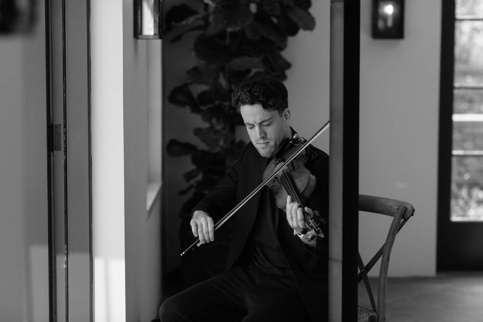 Joel Grainger (Live Looping Violinist)