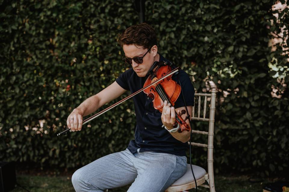 Joel Grainger (Live Looping Violinist)