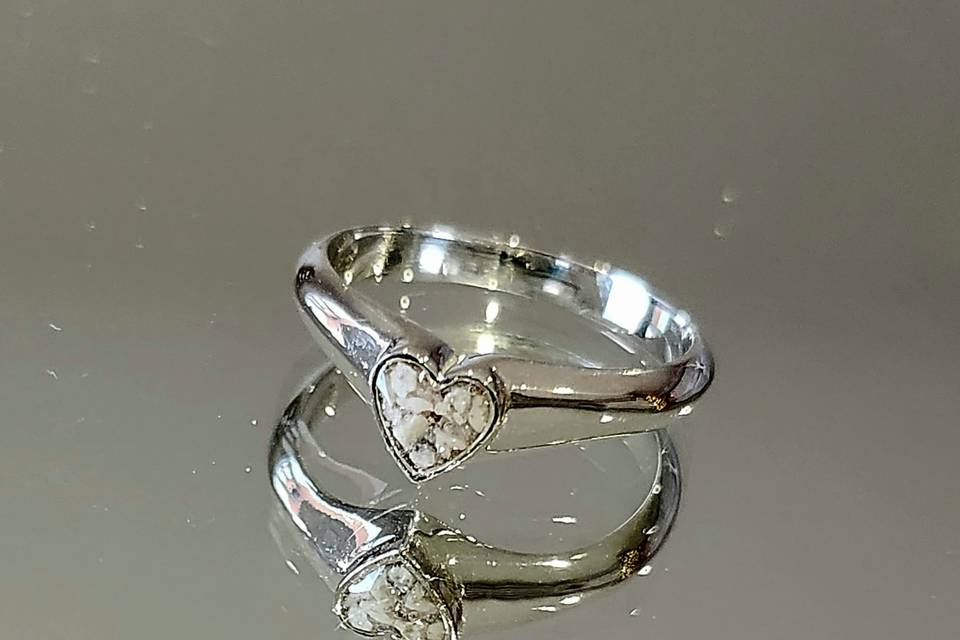 Single heart ashes ring