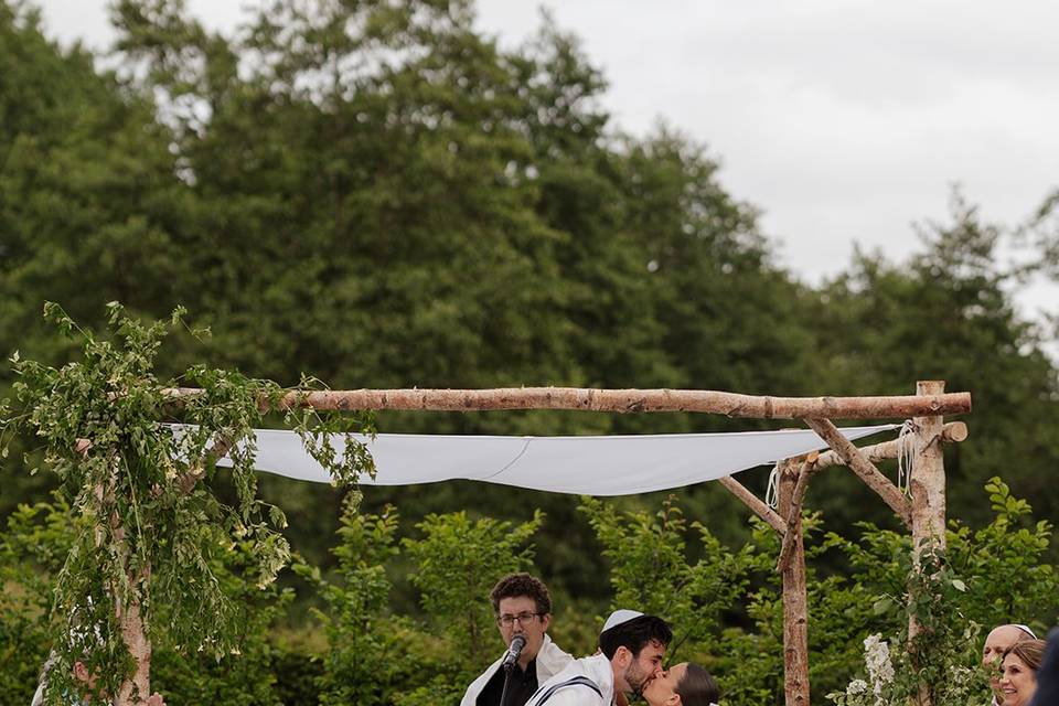 White & blue chuppah flowers