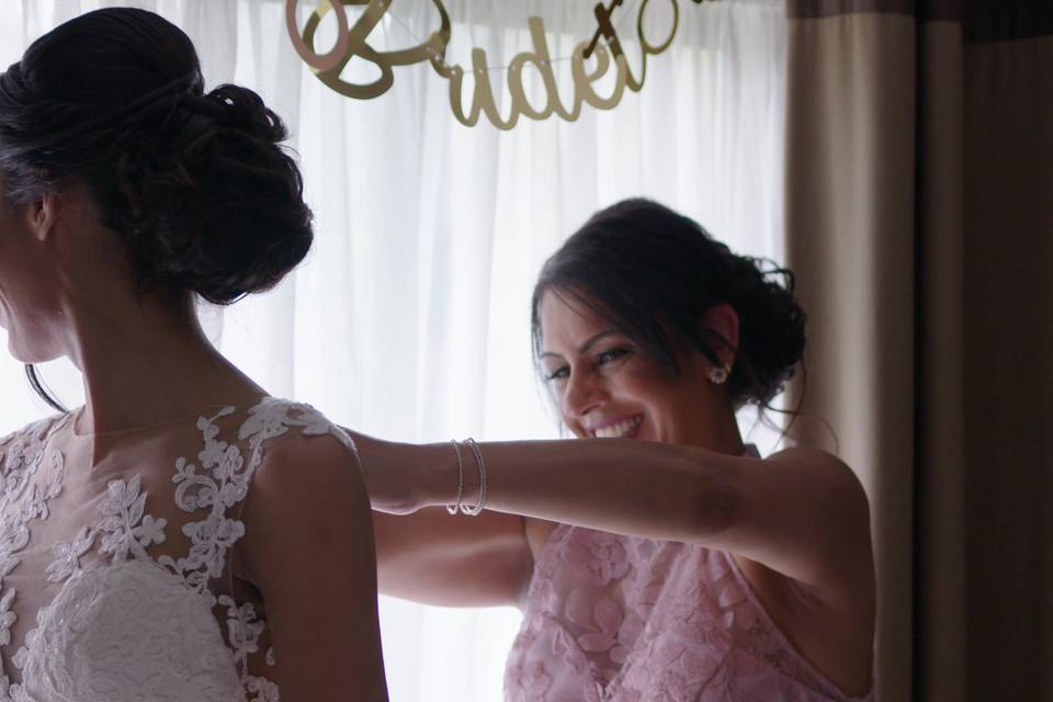 Manisha's mum helps with dress