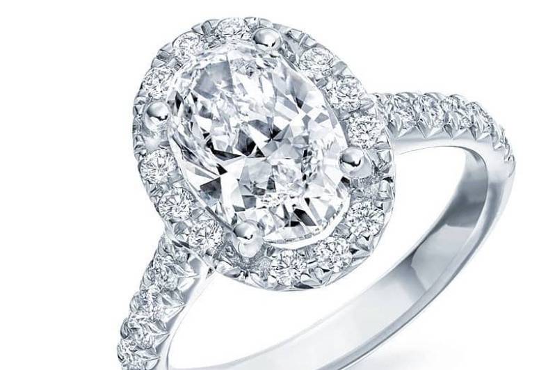 Oval diamond engagement ring