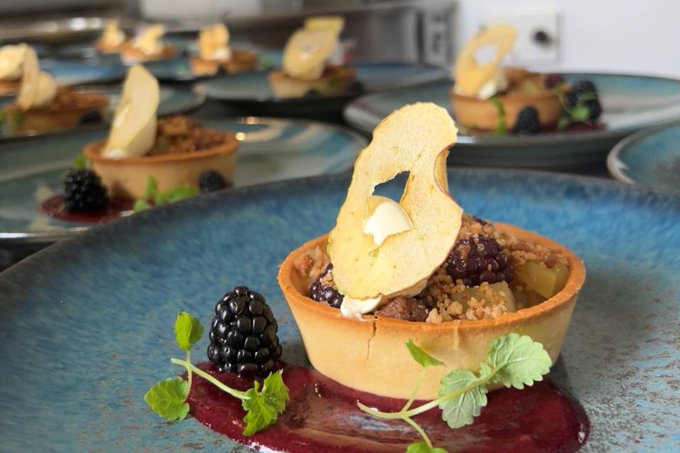 Cinnamon & Apple Crumble Tart