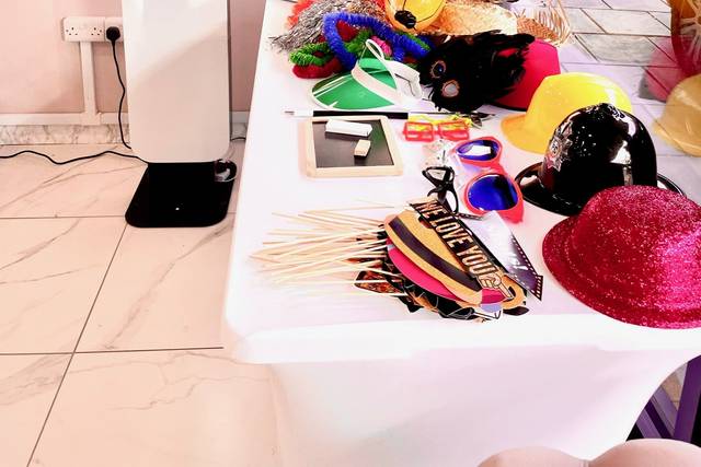 Selfie pod photo booth