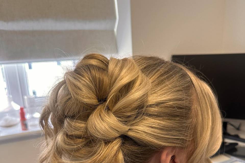 Structured hair up