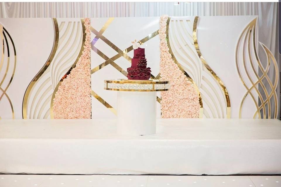 Elegant wedding cake table
