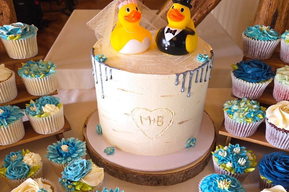 Rustic cake with cupcakes