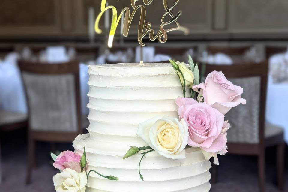 Small wedding cake with flower