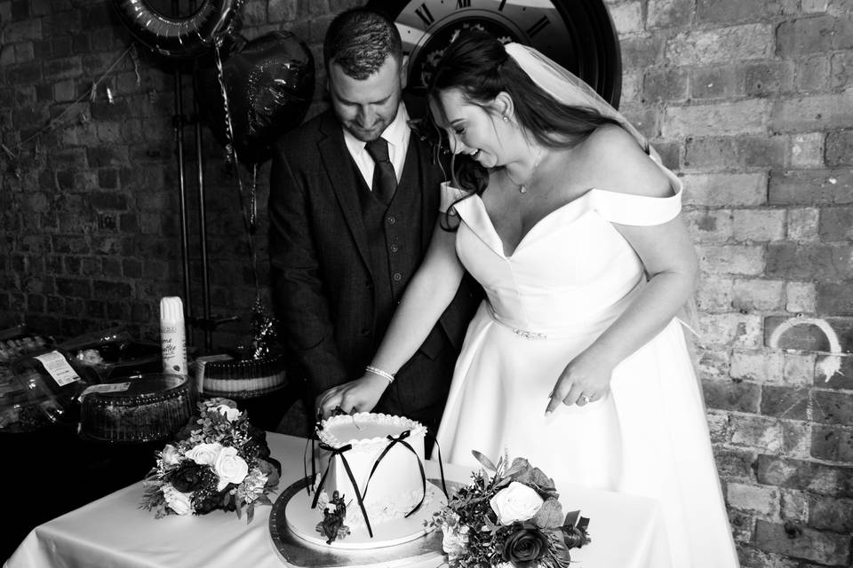 Cutting cake
