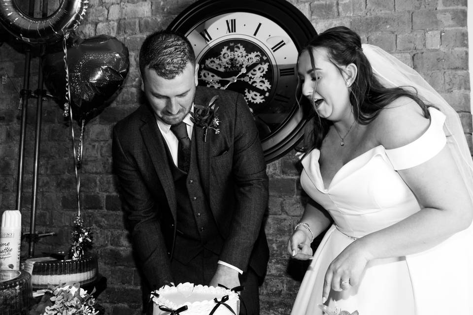 Cutting cake
