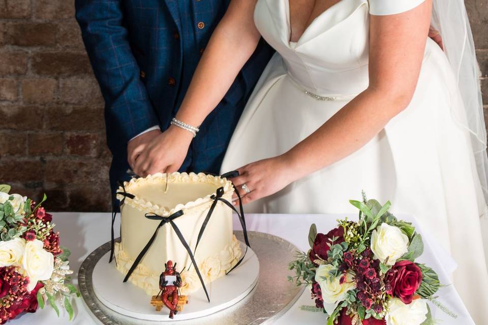 Cutting cake