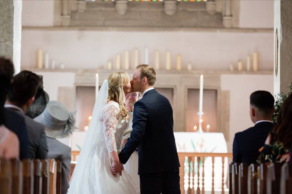 Vikki Asker Wedding Photography - First kiss