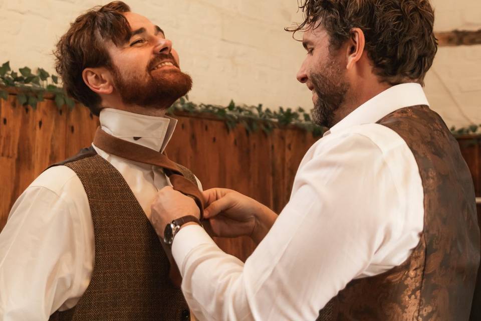 Groom & best man getting ready