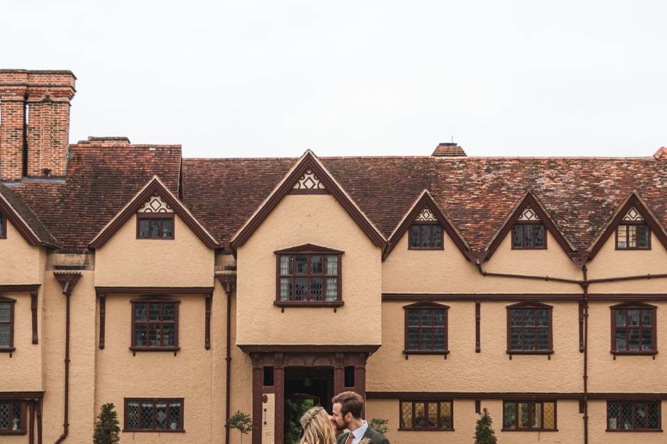 Wide angle portrait kiss