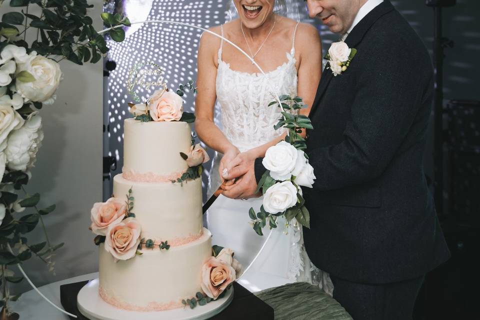 Couple cutting the cake