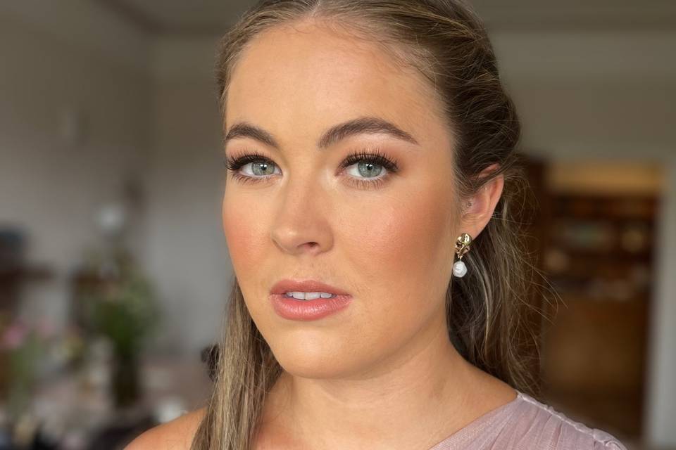 Soft glam bridesmaid