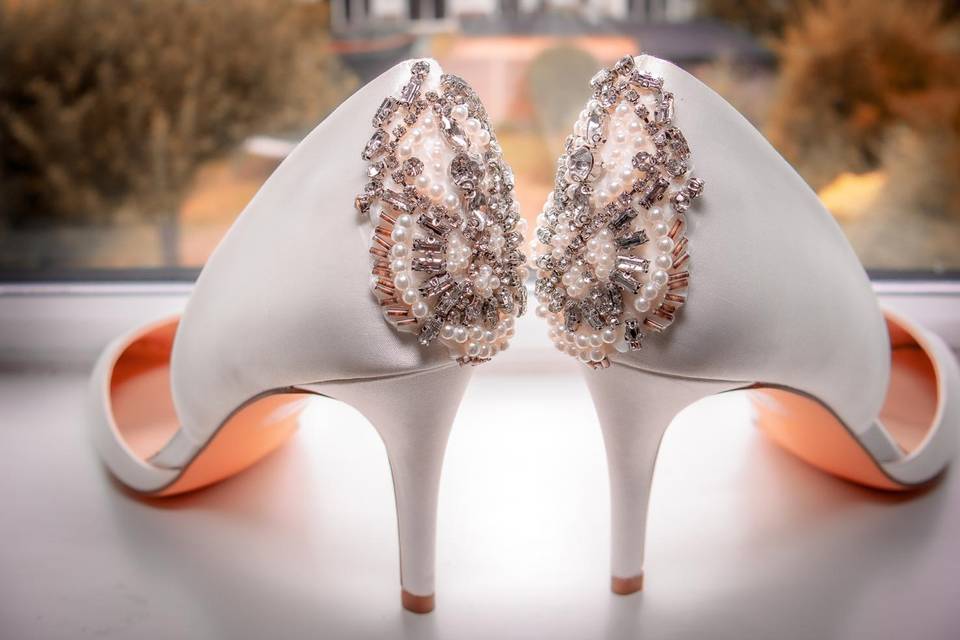 Bride shoe details