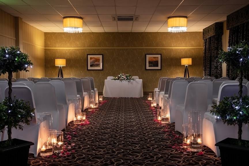 Romantic ceremony in the Oak Room