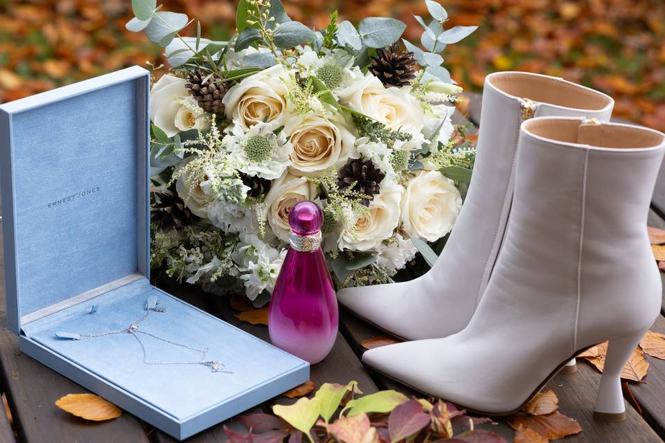 Bride's accessories