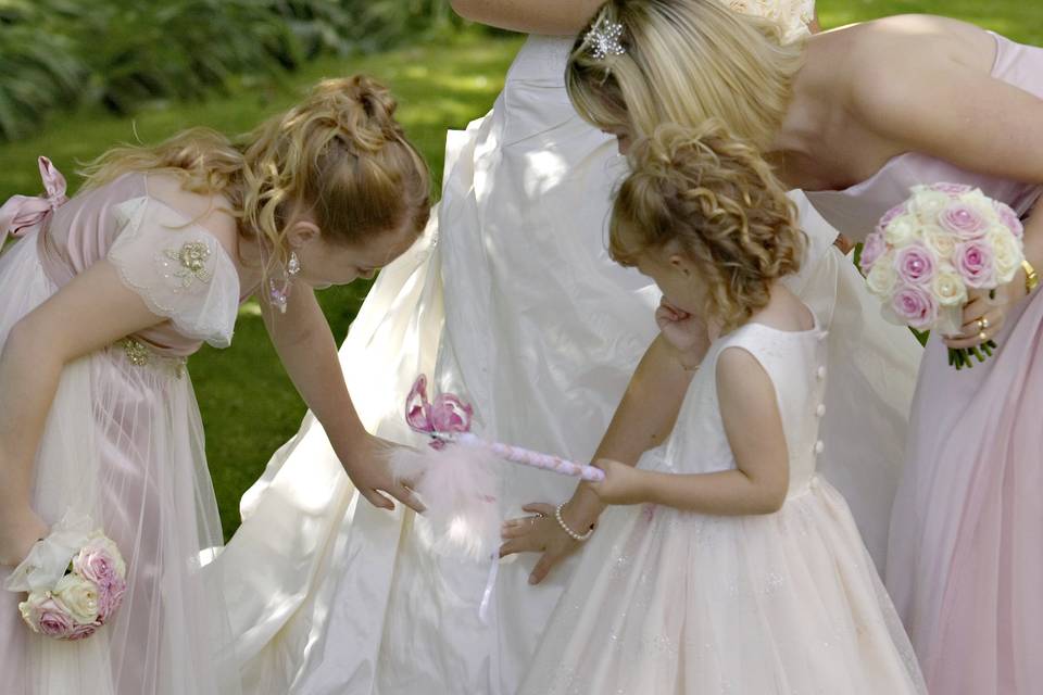 The Bride & her lovely assistants!